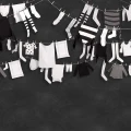 Laundry Day mustavalkoinen pyykkitapetti koko kuvio Rebel Wallsilta R14441