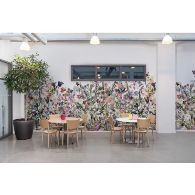 May Meadow pastellinvarinen kukkatapetti ruokailuhuoneeseen Rebel Wallsilta R14532 kuva