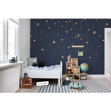 Stargazing tummansininen rauhallinen tahtitapetti lastenhuoneeseen Rebel Wallsilta R14571 kuva