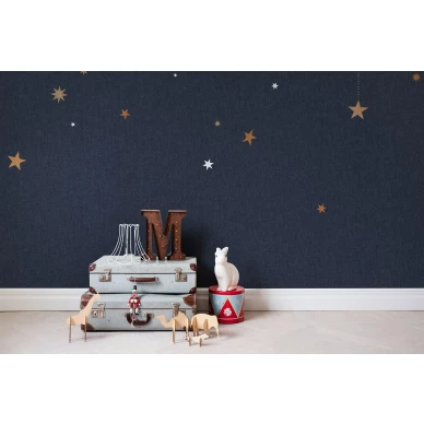 Stargazing tummansininen tahtitapetti muraltapetti lastenhuoneeseen Rebel Wallsilta R14571 kuva