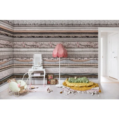 Her Royal Slumber hauska raidallinen prinsessatapetti lastenhuoneeseen Rebel Wallsilta R14631 kuva