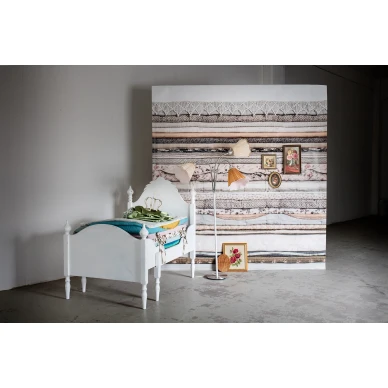 Her Royal Slumber raidallinen prinsessatapetti tauluna Rebel Wallsilta R14631 kuva