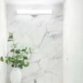 Marble Art valkoinen loistokas marmoritapetti vieraskylpyhuoneeseen Rebel Wallsilta R15181