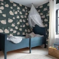 Cygne sininen lintutapetti lastenhuoneeseen Rebel Wallsilta R17123