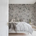 Thorn Rose vaalea romanttinen kukkatapetti makuuhuoneeseen Rebel Wallsilta R13075