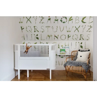 Floral Alphabet vihreavalkoinen aakkostapetti lastenhuoneeseen Rebel Wallsilta R13195 kuva