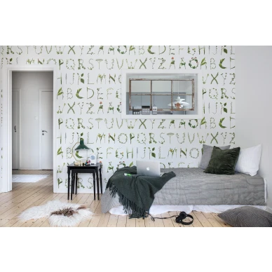 Floral Alphabet vihreavalkoinen aakkostapetti makuuhuoneeseen Rebel Wallsilta R13195 kuva