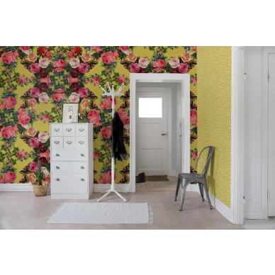 Floral Frida keltainen kukkatapetti eteiseen Rebel Wallsilta R15712 kuva