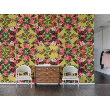 Floral Frida keltainen kukkatapetti olohuoneeseen Rebel Wallsilta R15712 kuva
