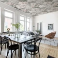 Nude Roses pastellinvarinen kukkatapetti olohuoneen kattoon Rebel Wallsilta R15851