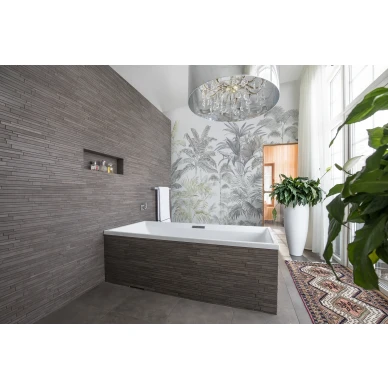 Pride Palms vaalea palmutapetti kylpyhuoneeseen Rebel Wallsilta R15901 kuva