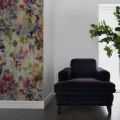 Floral Splendor varikas kukkatapetti olohuoneeseen Rebel Wallsilta R16041