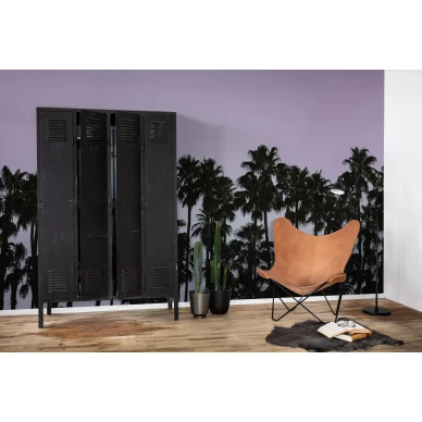 Riviera Daydream liila musta palmutapetti nuorisohuoneeseen Rebel Wallsilta R16052 kuva