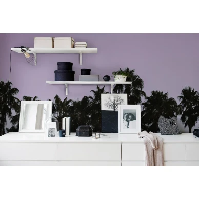 Riviera Daydream liila musta palmutapetti teinihuoneeseen Rebel Wallsilta R16052 kuva