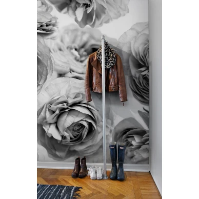 Summer Wind mustavalkoinen kukkatapetti eteiseen Rebel Wallsilta R13092 kuva