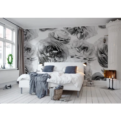 Summer Wind mustavalkoinen suurikuvioinen ruusutapetti makuuhuoneeseen Rebel Wallsilta R13092 kuva
