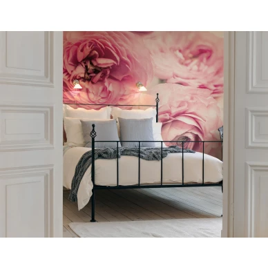 Summer Wind suurikuvioinen roosa kukkatapetti makuuhuoneeseen Rebel Wallsilta R13091 kuva