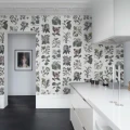 Fruit and Flora klassinen kukkatapetti keittioon Rebel Wallsilta R13172