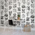 Fruit and Flora mustavalkoinen kukkatapetti tyohuoneeseen Rebel Wallsilta R13171