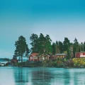 Cottage Island talvinen merimaisema valokuvatapetti koko kuvio Rebel Wallsilta R16331