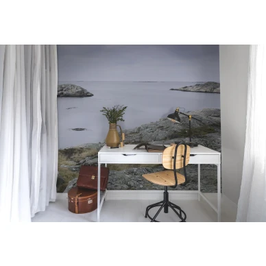 Soft Rocks rauhallinen saariston valokuvatapetti tyohuoneeseen Rebel Wallsilta R16401 kuva