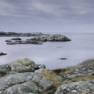 Soft Rocks saariston kallioita valokuvatapetti Rebel Wallsilta R16401 kuva