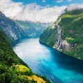 Fjord valokuvatapetti Norjan vuonoilla Rebel Wallsilta koko kuvio R16411