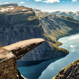 Trolltunga valokuvatapetti Norjan vuonomaisemalla Rebel Wallsilta R16461 kuva