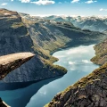 Trolltunga valokuvatapetti Norjan vuonomaisemalla koko kuvio Rebel Wallsilta R16461