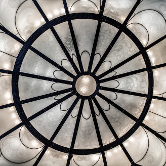 Crystal Ceiling mustavalkoinen kattotapetti Rebel Wallsilta R16120 kuva