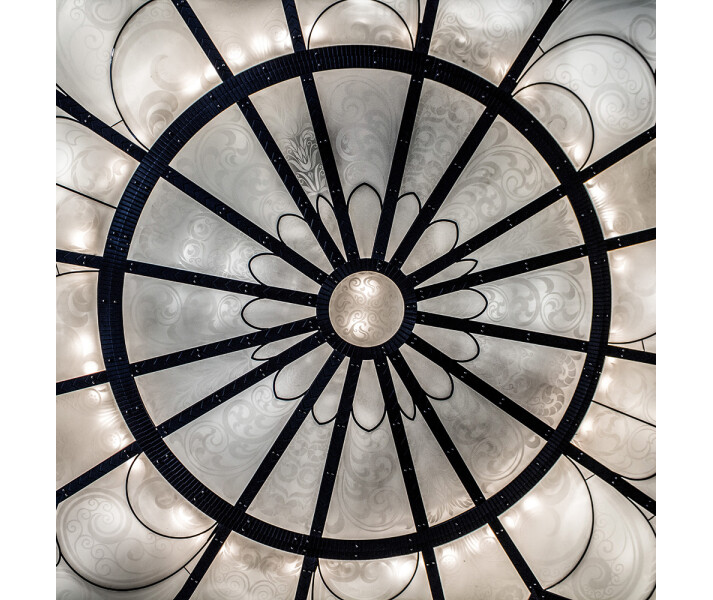 Crystal Ceiling mustavalkoinen kattotapetti Rebel Wallsilta R16120 image