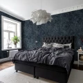 Twining Vines sininen lehtitapetti makuuhuoneeseen Rebel Wallsilta R16252