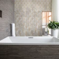 Opulent Shadows geometrinen muraltapetti kylpyhuoneeseen Rebel Wallsilta R16271