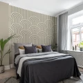 Happy Hills beige graafinen muraltapetti makuuhuoneeseen Rebel Wallsilta R16282