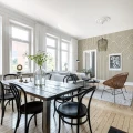 Happy Hills beige graafinen muraltapetti ruokailuhuoneeseen Rebel Wallsilta R16282