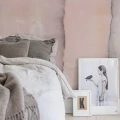 Agate romanttinen rosa raidallinen muraltapetti makuuhuoneeseen Rebel Wallsilta R15371