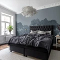 Bellewood sininen metsatapetti makuuhuoneeseen Rebel Wallsilta R13059