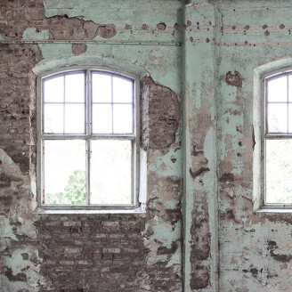 Perspective Manoir teollisuustyylinen ikkunatapetti Rebel Wallsilta R14201 kuva