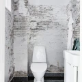 Industrial Ivory vanha tiiliseina muraltapetti kylpyhuoneeseen Rebel Wallsilta R14321
