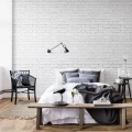 Soft Bricks valkoinen tiilitapetti makuuhuoneeseen Rebel Wallsilta R14871