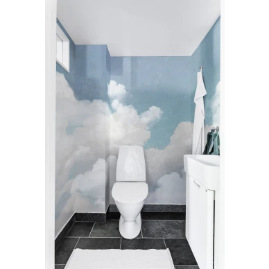 Cuddle Clouds sinivalkoinen pilvitapetti vieraskylpyhuoneeseen Rebel Wallsilta R14011 image