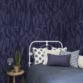 Pulse of Passion sininen graafinen makuuhuoneen muraltapetti Rebel Wallsilta R14093