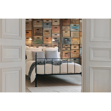 Industriel Urban Farm LA ruskea puulaatikko muraltapetti makuuhuoneeseen Rebel Wallsilta R12901 image