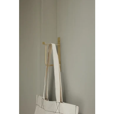 Hang Rack moderni messinkinen vaatekoukku Ferm Livingilta kuva