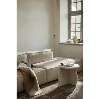 Tiny korkea metallinen lattiavalaisin olohuoneeseen Ferm Livingilta kuva