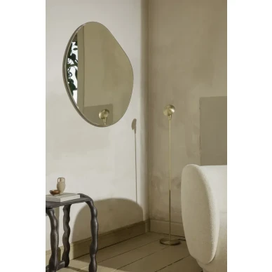 Tiny moderni korkea messinkinen lattiavalaisin Ferm Livingilta kuva