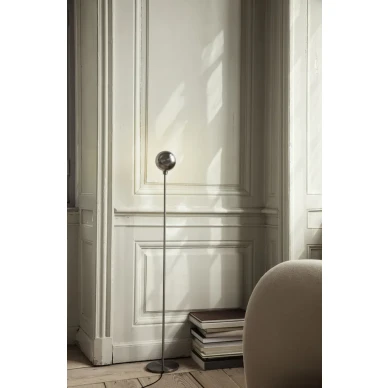 Tiny moderni korkea metallinen lattiavalaisin Ferm Livingilta kuva