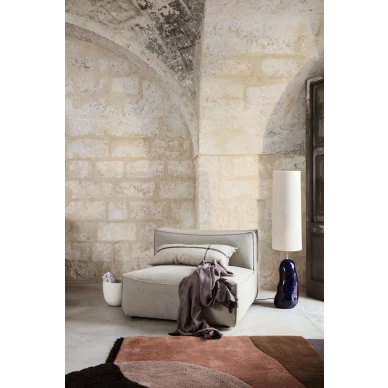 Eclipse Long korkea vaalea lampunvarjostin lattiavalasin olohuoneeseen Ferm Livingilta image