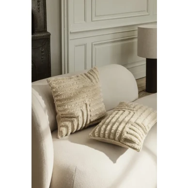 Crease pitka graafinen beige tyyny olohuoneeseen Ferm Livingilta kuva