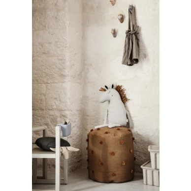 Dot Tufted Pouf ruskea rahi lastenhuoneeseen Ferm Livingilta kuva